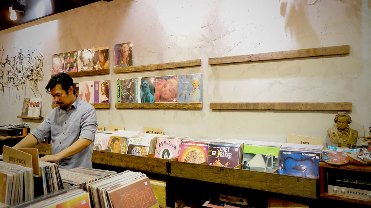 8 Bangkok Vinyl Shops - Recoroom vinyl & vintage audio
